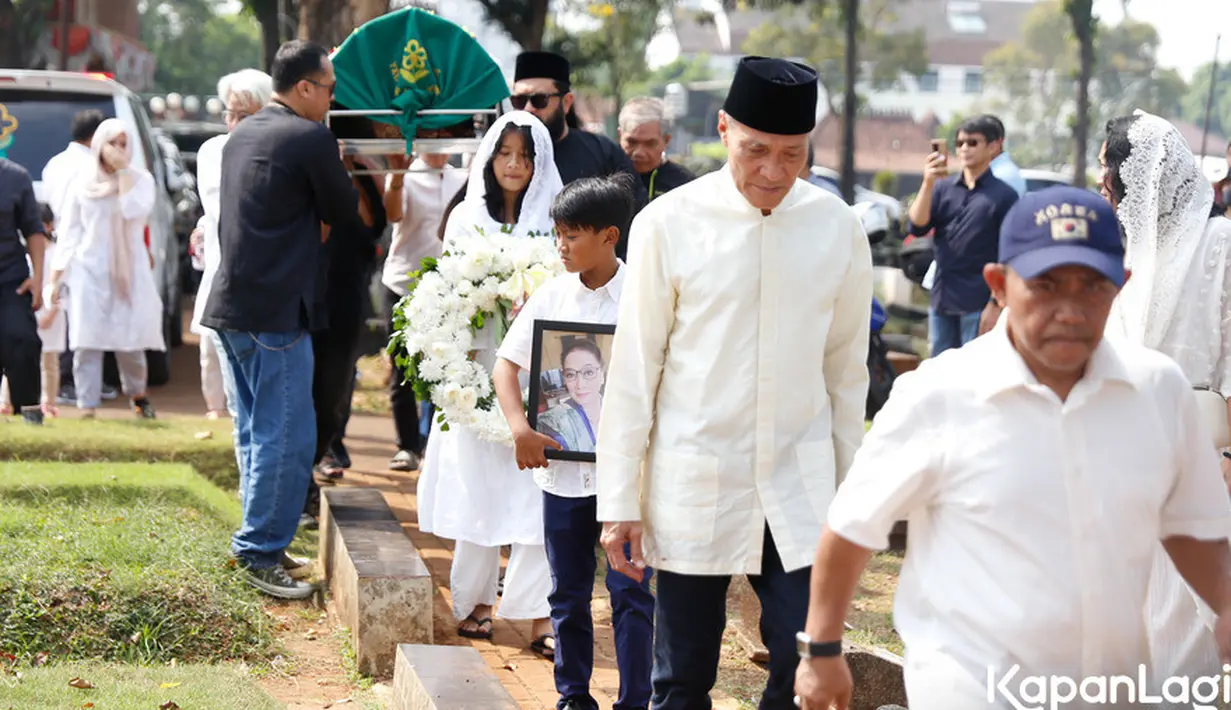 Dipemakaman, Kikan menceritakan kondisi sang ibu yang kondisinya makin menurun setelah divonis kanker hati atau kanker liver pada bulan Februari 2023 lalu. [Foto: KapanLagi.com/Bayu Herdianto]