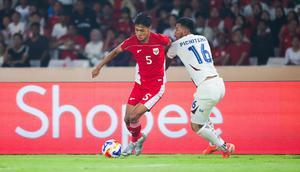 Pemain Timnas Indonesia U-23, Dony Tri Pamungkas, berusaha melewati pemain Timnas Thailand U-23 pada laga semifinal Piala AFF U-23 2025 di Stadion Utama Gelora Bung Karno, Jakarta, Jumat (25/7/2025). (Bola.com/Abdul Aziz)