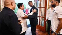 Presiden Prabowo menyalami pelatih Timnas Indonesia, Patrick Kluivert saat menyambut kedatangan Skuad Garuda dalam kunjungannya di Kartanegara, Jumat (06/06/2025). (Biro Pers Sekretariat Presiden/Cahyo)