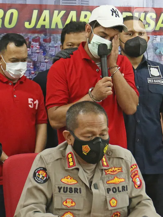 Artis peran Rio Reifan memberikan keterangan dalam rilis kasus narkoba di Polres Metro Jakarta Pusat, Rabu (21/4/2021). Rio Reifan tertangkap basah ketika polisi menggeledah rumahnya saat memesan sabu melalui ojek online dengan berat 1 gram. (Liputan6com/Herman Zakharia)