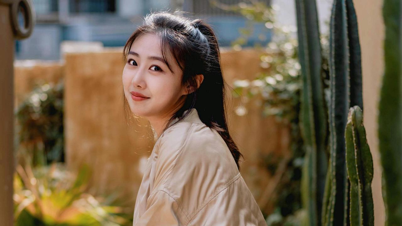 ekspresi bahagia tersenyum manis kalem mandiri single