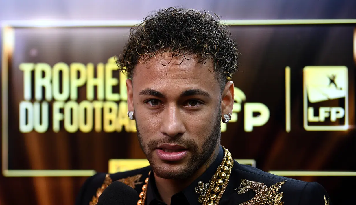 Pemain Paris Saint-Germain Neymar menjawab pertanyaan wartawan sebelum acara TV di Paris, Prancis, 13 Mei 2018. (Photo by FRANCK FIFE / AFP)