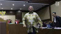 Dirut PT PLN (Persero), Sofyan Basir usai memberikan kesaksian untuk terdakwa kasus suap pembangunan PLTU Riau-1, Johannes Budisutrisno Kotjo pada sidang lanjutan di Pengadilan Tipikor, Jakarta, Kamis (25/10). (Liputan6.com/Helmi Fithriansyah)