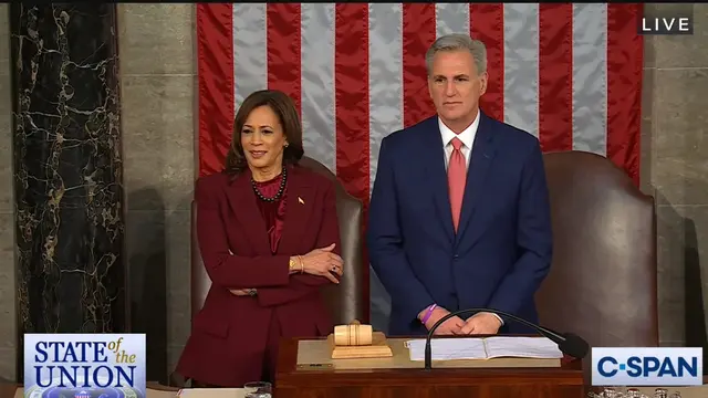 Wakil Presiden AS Kamala Harris dan Ketua DPR Kevin McCarthy berada di podium sebelum pidato Presiden AS Joe Biden di acara SOTU 2023.