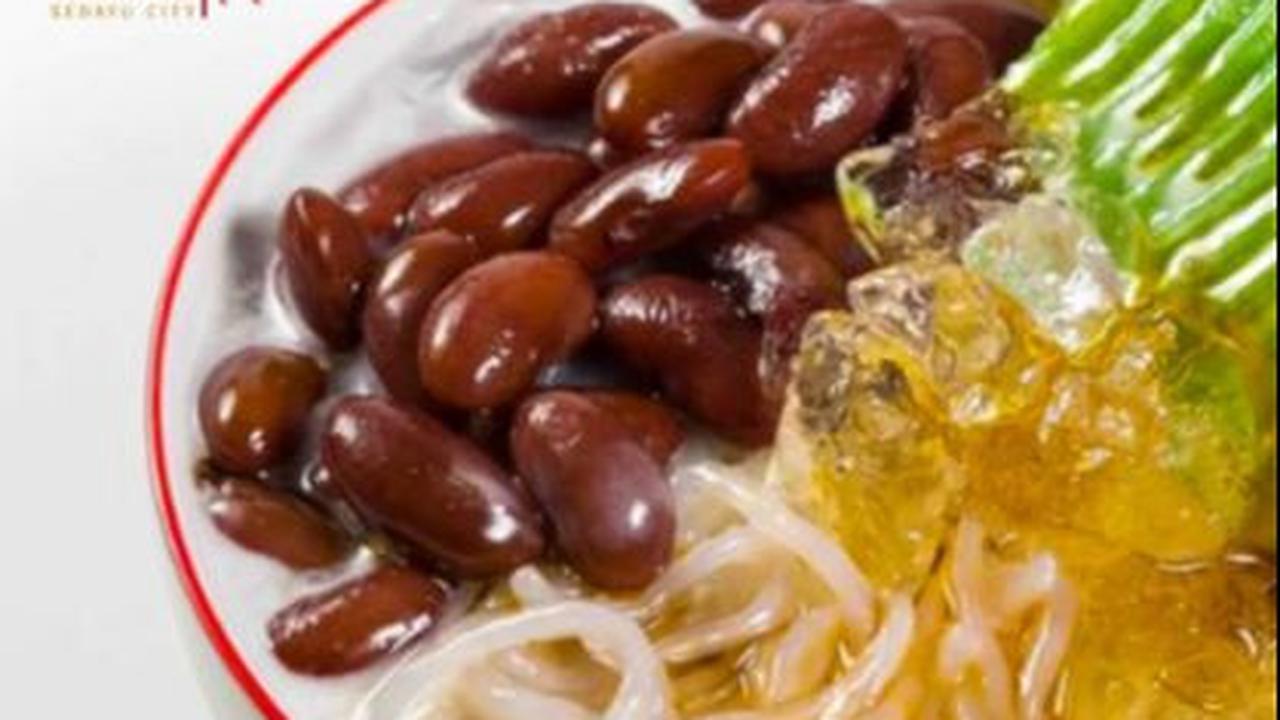 Jam operasional Old Shanghai adalah Senin sampai Jumat pukul 10:00 WIB hingga 22:00 WIB, serta Sabtu dan Minggu mulai pukul 07:00 WIB sampai pukul 23:00 WIB.