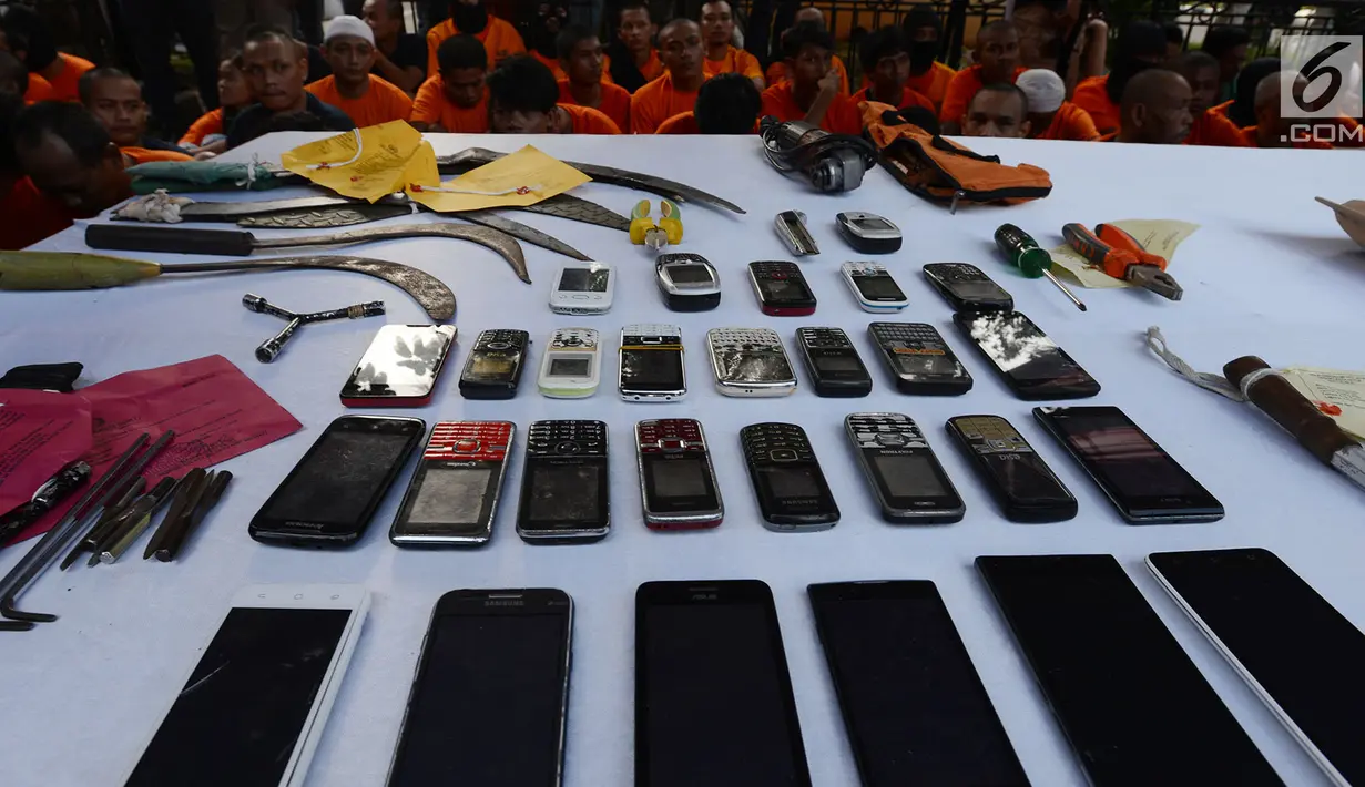 Sejumlah barang bukti diperlihatkan selama Operasi Pekat  Jaya 2018 menjelang perayaan natal 2018 dan Tahun Baru 2019 di Polda Metro Jaya, Jakarta, Jumat (21/12). (Merdeka.com/Imam Buhori)