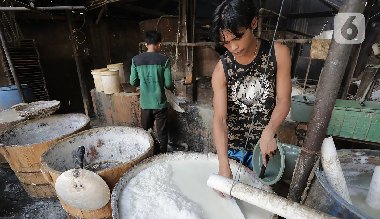 Pekerja mengolah kedelai untuk dijadikan tahu di industri rumahan kawasan Duren Tiga, Jakarta, Senin (18/11/2019). Data KSA Kementan, hingga Oktober 2019 produksi kedelai baru mencapai 480 ribu ton sementara target yang dipasang tahun ini sebesar 2,8 juta ton. (Liputan6.com/Herman Zakharia)