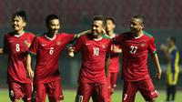 Pemain Timnas Indonesia U-19  rayakan gol ke gawang PCFC pada laga di Stadion Patriot, Kamis (27/4/2017). (Liputan6.com/Helmi Fithriansyah)