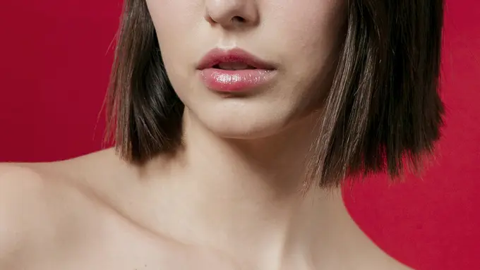 Close up bibir seorang perempuan dengan rambut pendek (Foto Dok: Freepik/freepik)