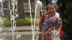 Seorang anak bermain air di Taman Kodok kawasan Menteng, Jakarta, Minggu (17/1/2016). Taman Kodok kerap dijadikan tempat bermain oleh sejumlah anak pada setiap hari libur. (Liputan6.com/Faisal R Syam)