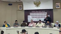 KPU RI menggelar evaluasi pelaksanaan Pemilu 2024, Kamis (15/2/2024). Ketua KPU Hasyim Asy'ari mengatakan, pihaknya juga tengah mempertimbangkan pemungutan suara ulangg pada ribuan TPS yang tersebar di berbagai daerah. (Liputan6.com/Muhammad Radityo Priyasmoro)