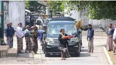 Raja Keraton Yogyakarta Sri Sultan Hamengkubuwono X mengumpulkan seluruh abdi dalem keraton di Bangsal Mangunturtangkil pada sekitar pukul 10.00 WIB. Sekitar 5 menit kemudian, Sultan keluar dari Bangsal Mangunturtangkil.