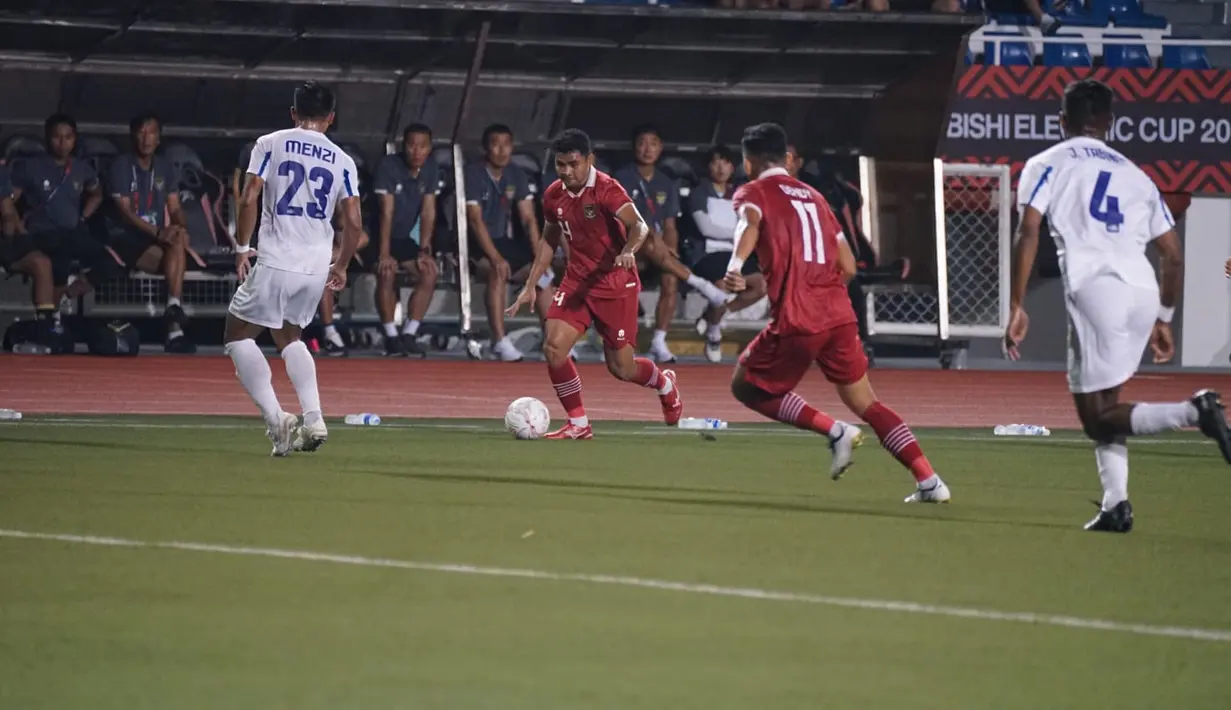 Gelandang Timnas Indonesia, Asnawi Mangkualam membawa bola saat bertanding melawan Filipina dalam laga grup A Piala AFF 2022 di Stadion Rizal Memorial, Manila, Filipina, Senin (2/1/2023). Indonesia menang tipis atas Filipina dengan skor 2-1 dan lolos ke semifinal dengan status runner up menemani Thailand sebagai juara grup A. (Foto: Dok PSSI)