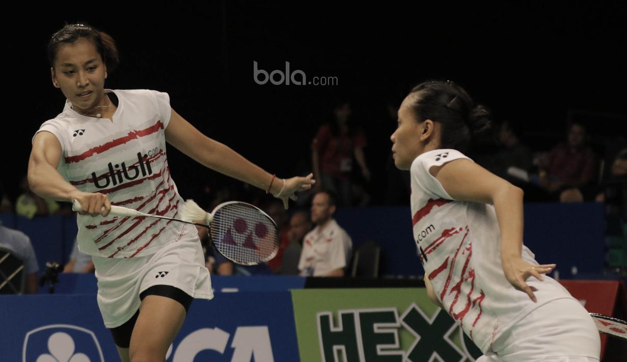 Pasangan  ganda putri Indonesia, Della Puspita Haris/Rosyita Eka Putri Sari, kalah dari pasangan Korea, Chang Ye Na/Lee So hee pada laga Indonesia Open 2017 di JCC, Jumat (16/6/2017). Indonesia kalah 21-17, 13-21- 13-21. (Bola.com/M Iqbal Ichsan)
