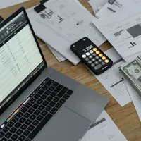 Langkah pertama dalam sistem amplop digital adalah mengetahui berapa besar uang yang dapat dikelola setelah menerima gaji. (Foto/dok: Pexels/Tima Miroshnichenko)