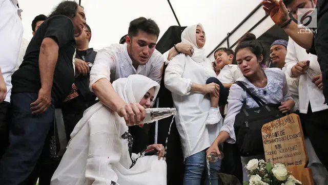 Tangis Duka dan Taburan Bunga di Pusara Sys NS
