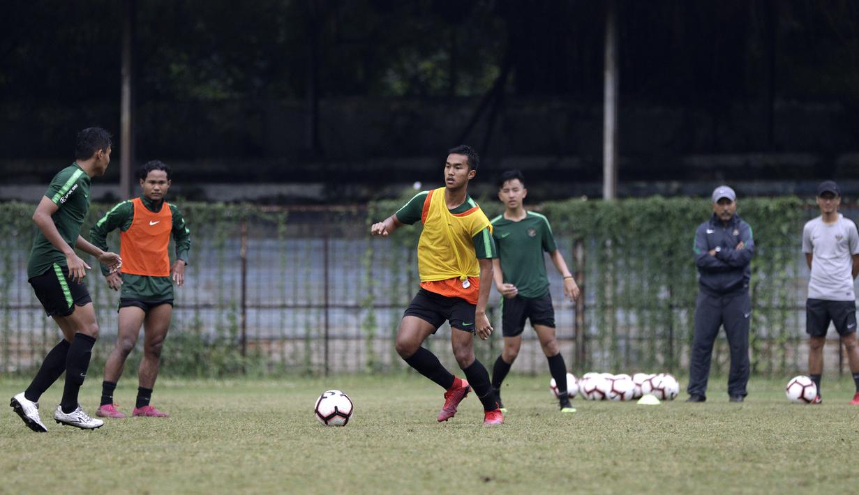 Pemain Timnas Indonesia U-19, Fadhil Akshah, berebut bola saat latihan di Stadion Padjadjaran, Bogor, Kamis (26/9). Latihan ini merupakan persiapan jelang kualifikasi Piala Asia 2020. (Bola.com/Yoppy Renato)