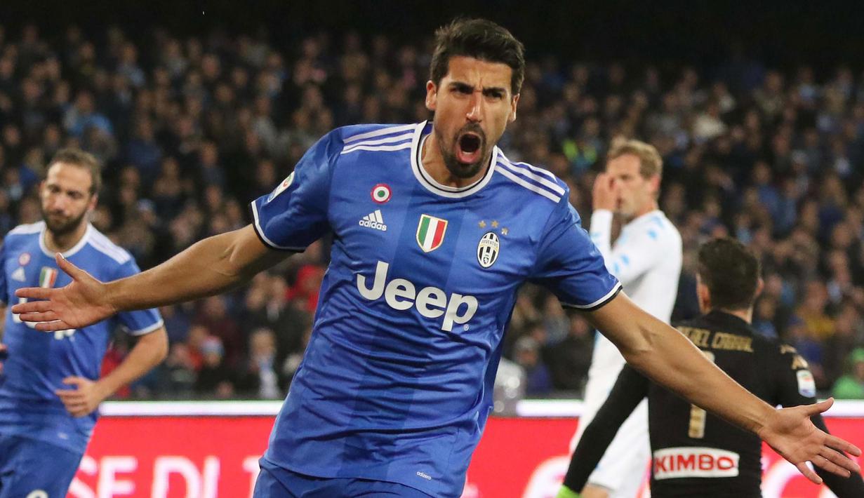 Gelandang Juventus, Sami Khedira, merayakan gol yang dicetaknya. Sami Khedira membuka keunggulan Juventus dengan gol cepatnya pada menit ke-7. (EPA/Cesare Abbate)