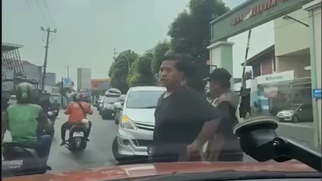 Sopir Angkot Cekcok dengan Pengendara Mobil di Bekasi