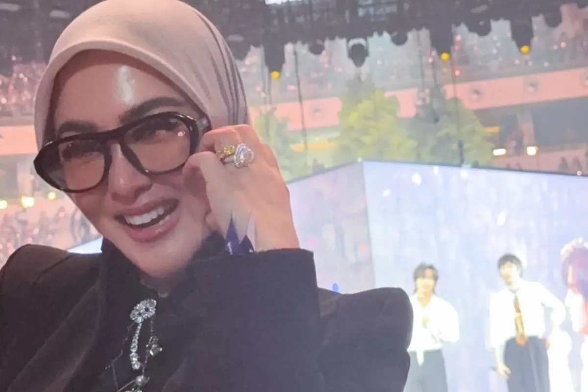 Syahrini Tampil Totalitas Saat Nonton Konser F4 di Jakarta