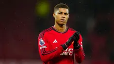 Pemain Manchester United Marcus Rashford bertepuk tangan kepada pendukungnya usai melawan Bournemouth pada pertandingan sepak bola Liga Inggris di Stadion Old Trafford, Manchester, Inggris, Sabtu (9/12/2023). (AP Photo/Jon Super)