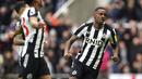 Di posisi ketiga, ada tiga pemain yang mengoleksi masing-masing 17 gol sejauh ini. Yang pertama adalah striker Newcastle United asal Swedia, Alexander Isak. Ketujuh belas golnya dihasilkan dari total 24 laga di Premier League musim ini, di mana ia sempat absen dalam 8 laga, tujuh di antaranya akibat cedera. (PA via AP Photo/Owen Humphreys)
