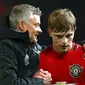 Manajer Manchester United Ole Gunnar Solskjaer (kiri) merangkul pemain Manchester United Brandon Williams usai menghadapi AZ Alkmaar pada pertandingan Grup L Liga Europa di Old Trafford, Manchester, Inggris, Kamis (12/12/2019). Manchester United menang 4-0. (AP Photo/Dave Thompson)