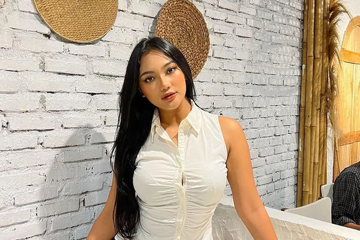 Dibilang Mirip Kurma Citayam Fashion Week, 8 Potret Kasual Marion Jola dengan Celana Jeans