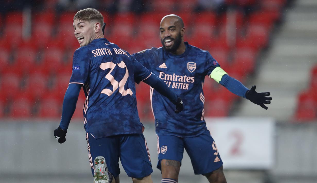 Gelandang Arsenal, Emile Smith Rowe (kiri) melakukan selebrasi usai mencetak gol ke gawang Slavia Praha yang akhirnya dianulir oleh VAR dalam laga leg kedua perempatfinal Liga Europa 2020/2021 di Sinobo Stadium, Praha, Kamis (15/4/2021). Arsenal menang 4-0 atas Slavia Praha. (AP/Petr David Josek)