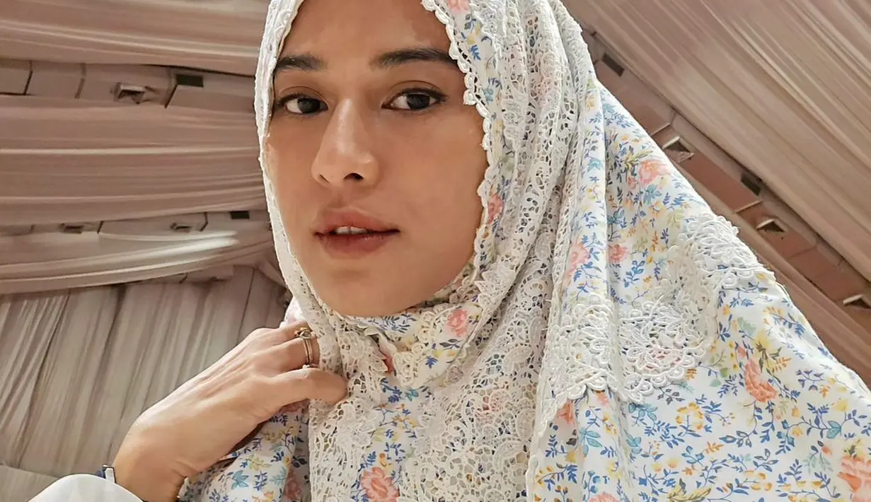 Dian Sastro pamer wajah polosnya dengan foto selfie setelah sholat Ied mengenakan mukena bermotif floral. Tanpa riasan, Dian Sastro percaya diri dengan bare face-nya [@therealdisastr]