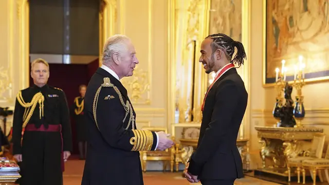 Momen Lewis Hamilton Terima Gelar Bangsawan dari Kerajaan Inggris