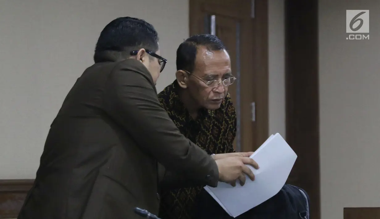 Mantan Menteri Agama Suryadharma Ali (kanan) saat menjalani sidang lanjutan Peninjauan Kembali (PK) di PN Jakarta Pusat, Rabu (25/7/2018). Pada persidangan ini kuasa hukum pemohon membacakan kesimpulan pengajuan PK. (Liputan6.com/Helmi Fithriansyah)