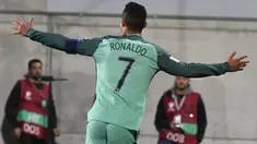 Pemain timnas Portugal, Cristiano Ronaldo merayakan golnya ke gawang Andorra pada Kualifikasi Piala Dunia 2018 zona Eropa di Stadion Nasional Andorra, Minggu (8/10). Portugal menang 2-0 lewat gol Ronaldo dan Andre Silva. (PASCAL PAVANI/AFP)