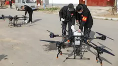 Warga memasukan cairan disinfektan yang akan dibawa drone sebelum melakukan penyemprotan di sebuah desa di Pingdingshan, di Provinsi Henan, China (31/1/2020). Warga Henan di China memanfaatkan teknologi drone untuk menyemprotkan cairan disinfektan dari udara.  (AFP Photo/Str)