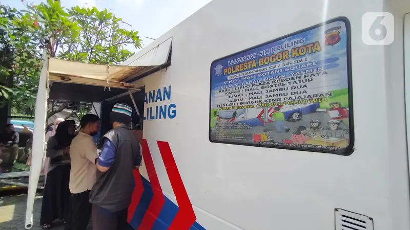 Antusias Warga Perpanjang SIM di Pelayanan SIM Keliling Polresta Bogor Kota