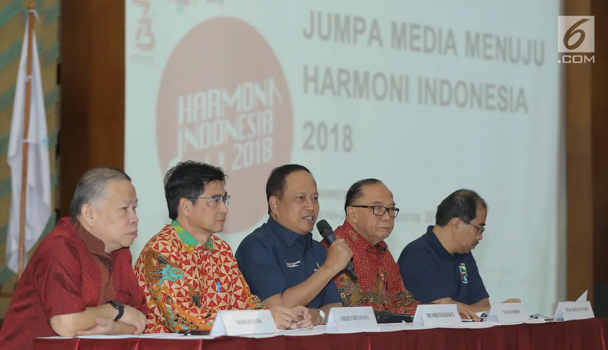 Menristek Dikti, M Nasir memberikan keterangan pada acara jumpa media Harmoni Indonesia 2018 di Kemenristekdikti, Jakarta, Jumat (3/8). Kegiatan itu diadakan untuk menyambut HUT Kemerdekaan Indonesia serta Asian Games 2018. (Liputan6.com/Herman Zakharia)