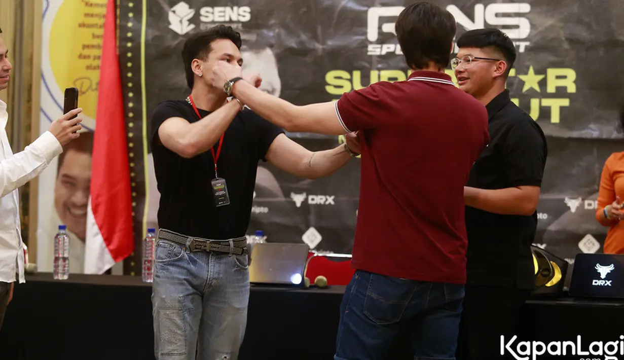 “Dia memang badannya fighter anak jalanan. Jefri Nichol bahkan belakangan ini nggak syuting buat serius persiapan ini,” ujar Raffi Ahmad saat konferensi pers di Gedung Kemenpora, Senayan, Jakarta Pusat, Rabu (18/10). [KapanLagi.com/Bayu Herdianto]