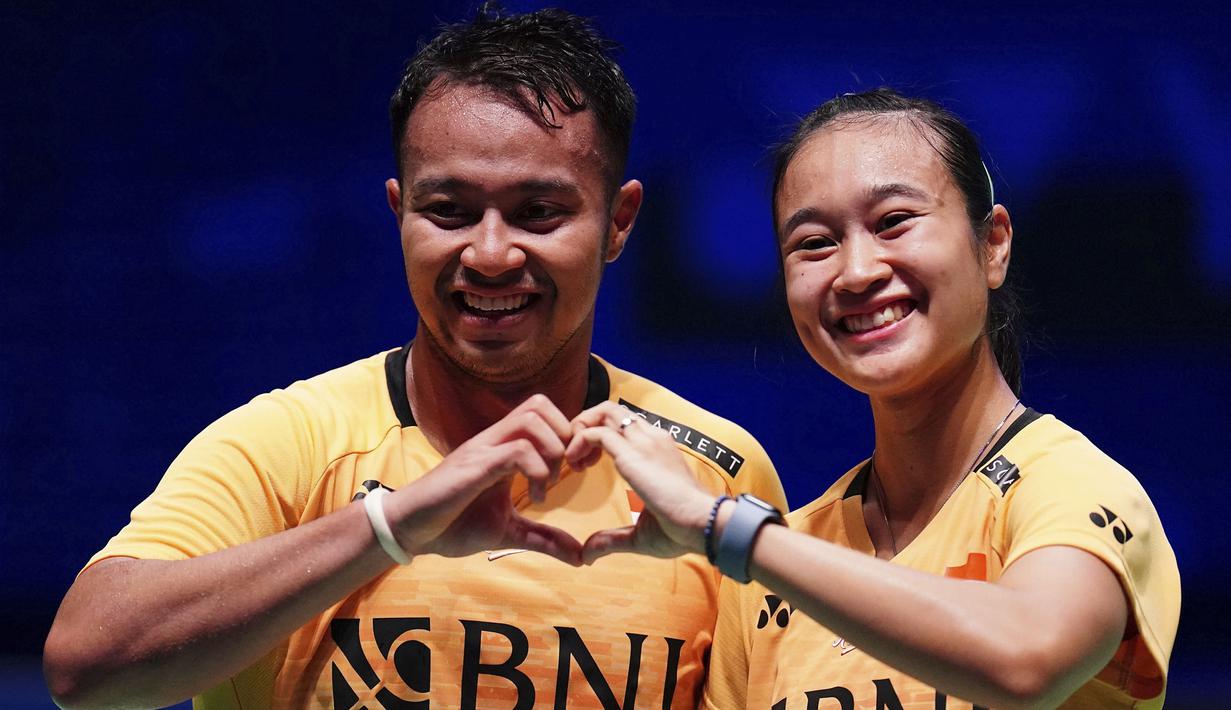 Selebrasi ganda campuran Indonesia, Rehan Naufal Kusharjanto/Lisa Ayu Kusumawati setelah mengalahkan wakil Jepang, Kyohei Yamashita/Naru Shinoya pada babak perempatfinal All England 2023 di Utilita Arena, Birmingham, Inggris, Jumat (17/3/2023). Di babak semifinal, Rehan Naufal Kusharjanto/Lisa Ayu Kusumawati akan menghadapi pasangan nomor satu BWF asal China, Zheng Si Wei/Huang Ya Qiong. (AP Photo/Zac Goodwin)