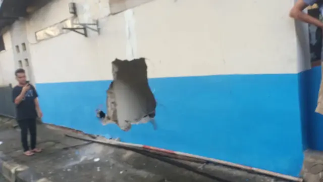 Angkot Tabrak Pejalan Kaki dan Pos Polisi di Jaksel, Penumpang Terpental Keluar
