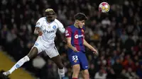 Pemain Barcelona, Pau Cubarsi (kanan) berduel udara dengan pemain Napoli, Victor Osimhen pada laga leg kedua babak 16 besar Liga Champions 2023/2024 di Estadio Olimpico Lluis Companys, Barcelona, Spanyol, Rabu (13/3/2024) dini hari WIB. Barcelona menang dengan skor 3-1 (agregat 4-2). (AP Photo/Emilio Morenatti)