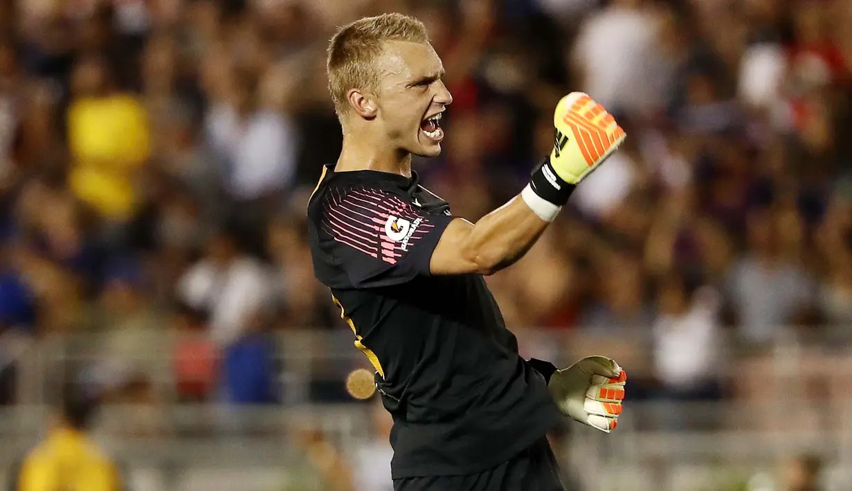 1. Jasper Cillessen (Kiper) - Dari Barcelona ke Valencia dengan harga 35 juta euro. (AFP/Victor Decolongon)