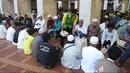 Panitia membagikan paket makanan kepada jemaah yang ingin buka puasa di Masjid Istiqlal, Jakarta, Kamis (17/5). (Liputan6.com/Arya Manggala)