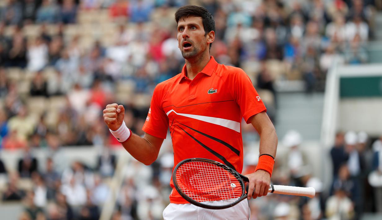 Petenis Serbia, Novak Djokovic berselebrasi setelah mencetak poin saat melawan petenis Swiss, Henri Laaksonen pada putaran kedua Prancis Terbuka 2019 di Stadion Rolland Garros, Kamis (30/5/2019). Petenis unggulan pertama itu melaju ke babak ketiga usai menang 6-1, 6-4 6-3. (AP/Jean-Francois Badias)
