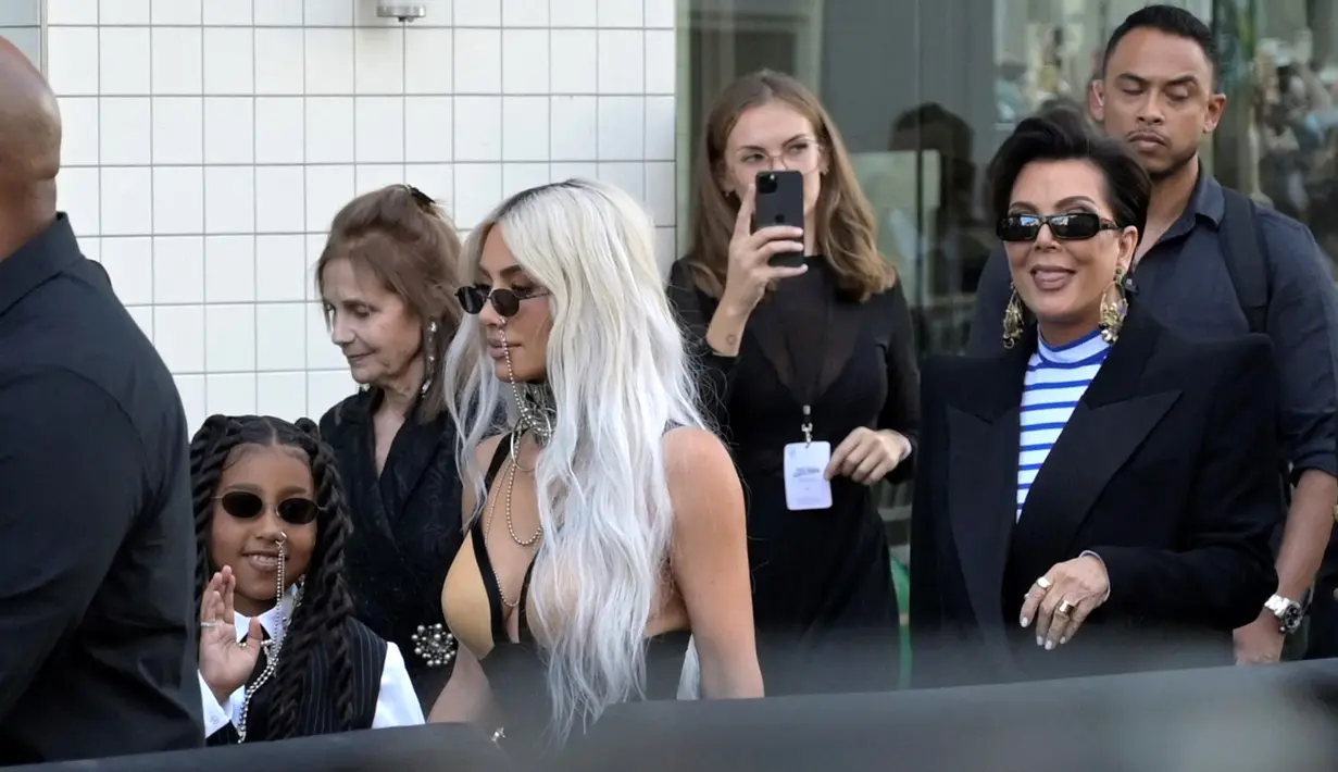 Sosialita AS Kim Kardashian dan putrinya North West tiba untuk menghadiri acara koleksi Jean-Paul Gaultier saat Paris Fashion Week Fall/Winter 2023 di Paris, Prancis, 6 Juli 2022. Kim dan North terlihat di sejumlah peragaan busana ternama, termasuk saat menghadiri pertunjukan busana Jean-Paul Gaultier. (AFP)