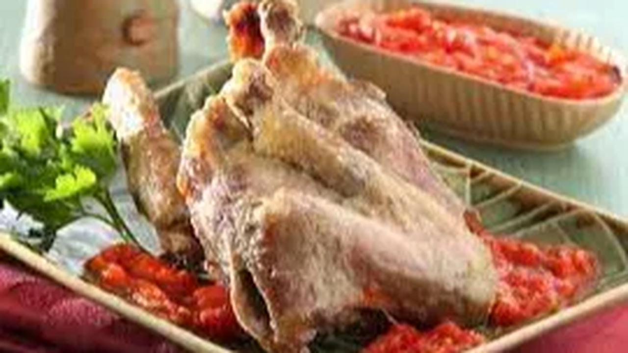 Menu khas nasi padang ada ayam pop, rendang, gulai tunjang, cincang, dendeng batako dan menu lainnya.