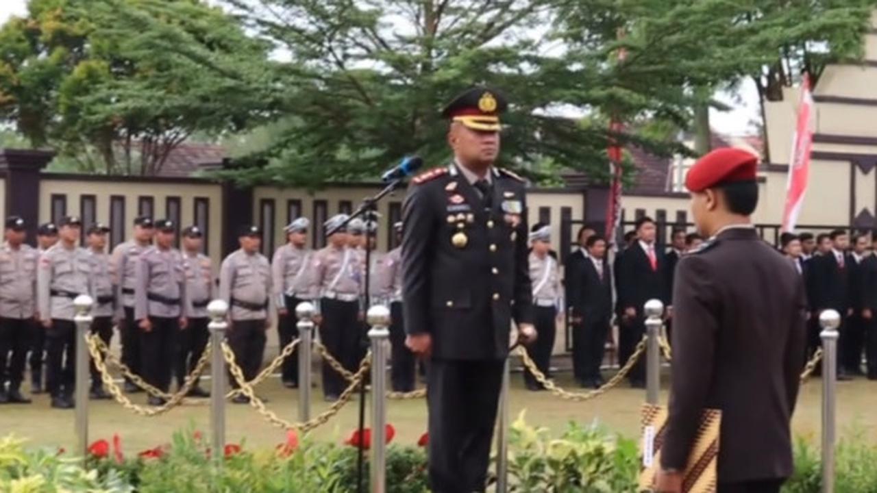 Kapolres 'Kocak' Beri Hadiah Spesial ke Polisi Paling Tua & Muda di Serang, Candaannya Bikin Anak Buah Ngakak