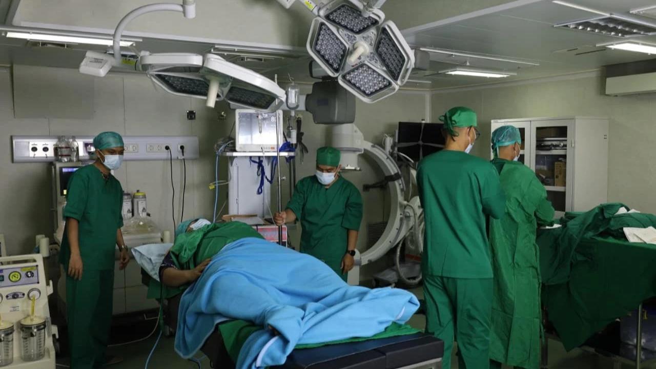 FOTO: KRI dr. Radjiman Wedyodiningrat Berikan Layanan Medis untuk Korban Bencana di Sibolga