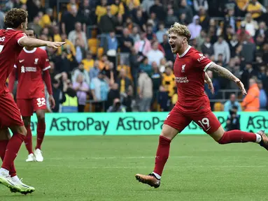 Pemain Liverpool Harvey Elliott (kanan) melakukan selebrasi usai pemain Wolverhampton Hugo Bueno mencetak gol bunuh diri dalam pertandingan sepak bola Liga Inggris di Stadion Molineux, Wolverhampton, Inggris, Sabtu (16/9/2023). Liverpool menang 3-1. (AP Photo/ Rui Vieira)