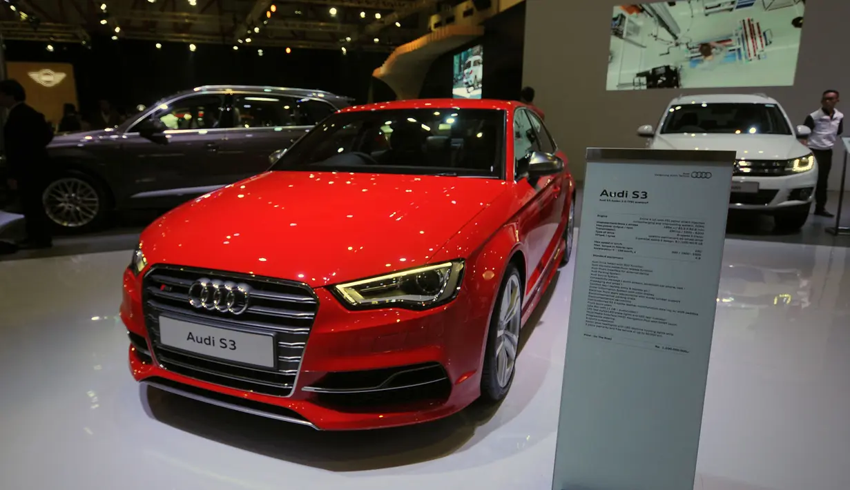 Deretan mobl mewah mereak Audi dipamerkan di Indonesia Internasional Motor Show 2016 di JIEXPO Kemayoran Jakarta, Kamis (7/4/2016). Audi tipe S3 dipasarkan dengan harga 1,2 miliar rupiah on the road. (Liputan6.com/Helmi Fithriansyah)