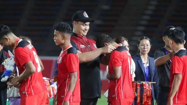 Menteri Pemuda dan Olahraga (Menpora) RI, Dito Ariotedjo, menyerahkan medali emas SEA Games 2023 kepada Timnas Indonesia U-22.